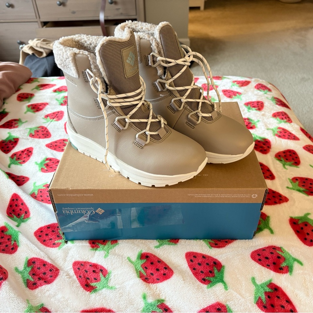 SOLD Columbia Beige Snow Boots